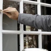 نقاش ساختمان ودر پنجره