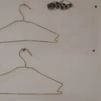 تعدادی چوب لباسی فلزی طلایی