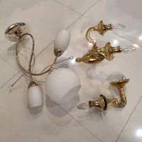 دو عدد چراغ دیواری و یک عدد چراغ سه شعله حبابدارد