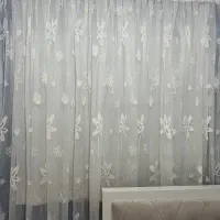 پرده سفید گلدار بندی و میل پرده