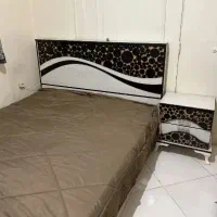 تخت همراه با آیینه و کنسول