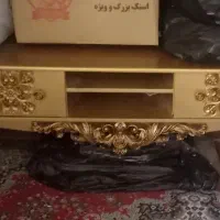 میز تی‌وی و ساعت طلایی و ست