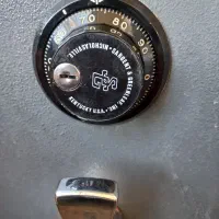 گاوصندوق (زنجان) ایستاده ویترینی گاو صندوق اصل|ابزارآلات|زنجان, |دیوار