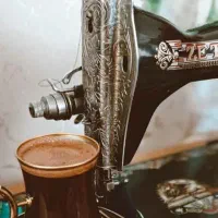 خیاط ماهر با چرخ خیاطی