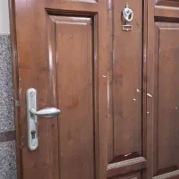 درب چوبی ورودی آپارتمان تمیز و بدون خط ووخش