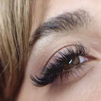 خدمات اکستنشن مژه و لیفت