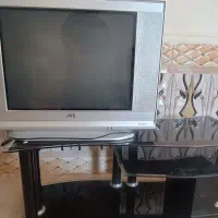 تلویزیون با میز تمیز بدون هیچ عیب
