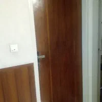 درب داخلی قدیمی و محکم