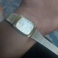 ساعت رنگ طلایی