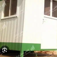 نگهبان روز جلو درب گاراژ خدمات خودرویی