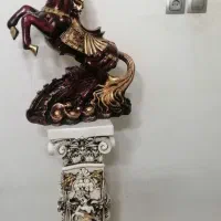 مجسمه اسب و پایه