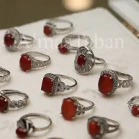 انگشتر نقره با ابکاری طلا سفید و نگین عقیق سرخ