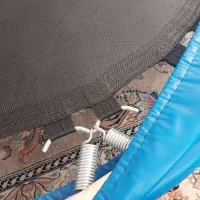 ترامپولین تمیز.یک قسمت کوچیک پارگی داره.