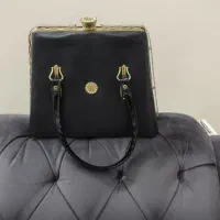تعدادی کیف و لباس ۴۴