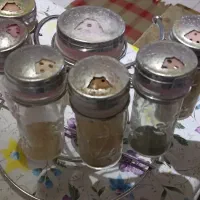 مقداری لوازم آشپزخانه به فروش میرسد