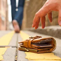 مژدگانی به یابنده کیف کارت با تعدادی کارت