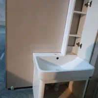 رو شویی به همراه کابینت کوچکش