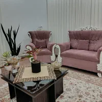 مبل و جلو مبلی همراه با میز تلویزیون