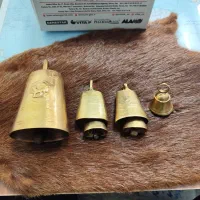 تعدادی زنگوله و قورچه برنجی