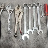 ابزار آلات و یک عدد جعبه ابزار