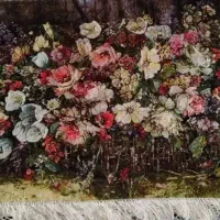 فروش دار قالی و باقی مانده نخ و نقشه گل