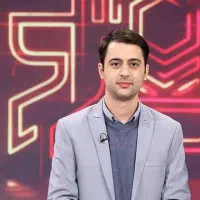 مجری جوان آماده برای اجرای مراسم