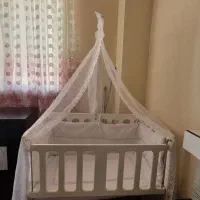 تخت و گهواره نوزاد کنار مادر