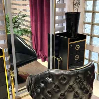 آینه قدی و صندلی‌ کوپ چرم