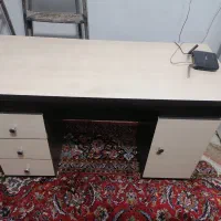 میز کامپیوتر در حد نو