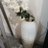 گلدان سفید طوسی