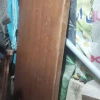 یک عدد میز بزرگ با پایه