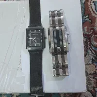 دوعدد ساعت آنالوگ و دیجیتال