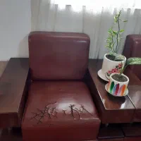 مبل چهارنفره‌نفره چرم وچوب همراه بامیزپذیرایی|مبلمان خانگی و میز عسلی|لاهیجان, شیخ زاهد|دیوار