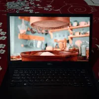 یک عدد لب تاپ فروشی