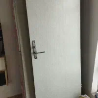 تعداد ۲عدد درب چوبی همراه با قفل و دستگیره