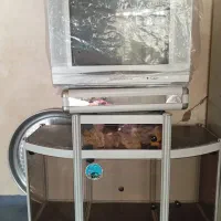 تلویزیون ۲۱ اینچ اسنوا در حد نو و میز