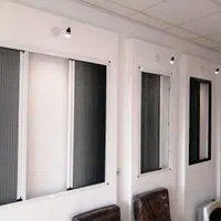 توری پلیسه ای ضد حشرات پشت پنجره