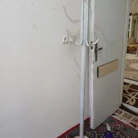 جا لباسی ایستاده