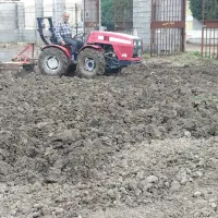شخم با ترکتور باغی کوچیک.چاله کن