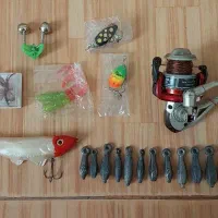 تعدادی لوازم ماهیگیری لانسه و قلاب و چرخ ماهیگیری