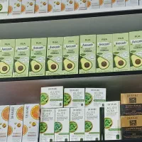 نیازمند فروشنده خانم با حقوق بالا