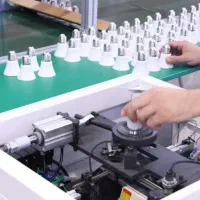 کارگر ساده فنی با جای خواب غذا