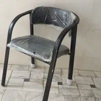 صندلی انتظار و رگال ایستاده