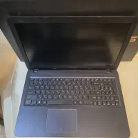 کارمند برای کار در لپ تاپ فروشی