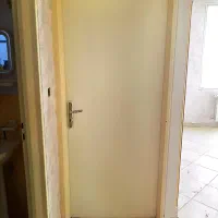 تعداد ۴ لنگه درب‌های چوبی سرویس و اتاق خواب تمیز