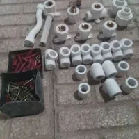 تعدادی اتصالات  لوله آب و یک دسشور