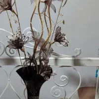 گلدون به همراه گل های مصنوعی