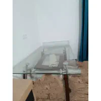 میز غذای خوری در حدی نو بدون صندلی