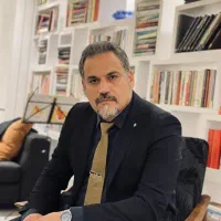 وکیل پایه یک دادگستری .۱۵ سال سابقه وکالت