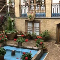 خانه کلنگی با سه طبقه بنا// هفت تیر